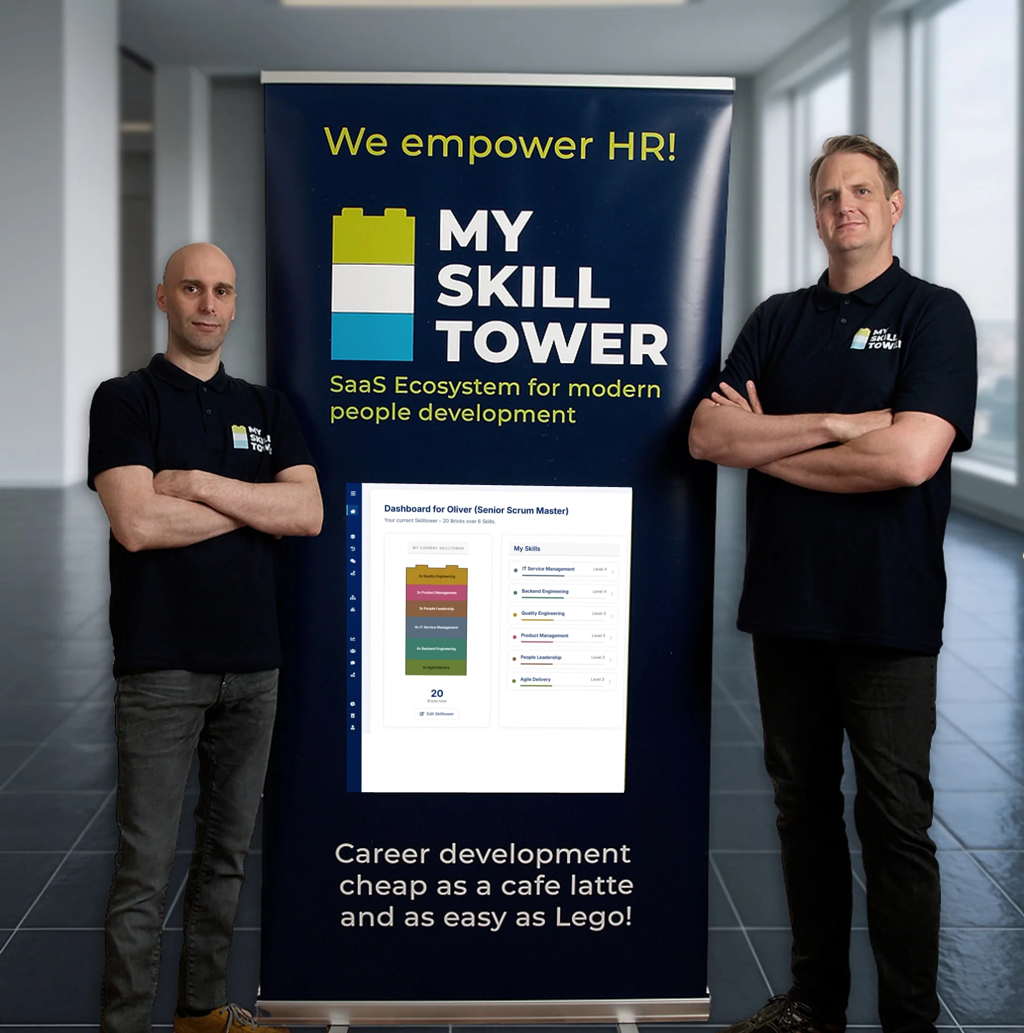 Mirko und Oliver, die Gründer von mySkilltower, neben einem Roll-up mit dem persönlichen Skilltower-Dashboard